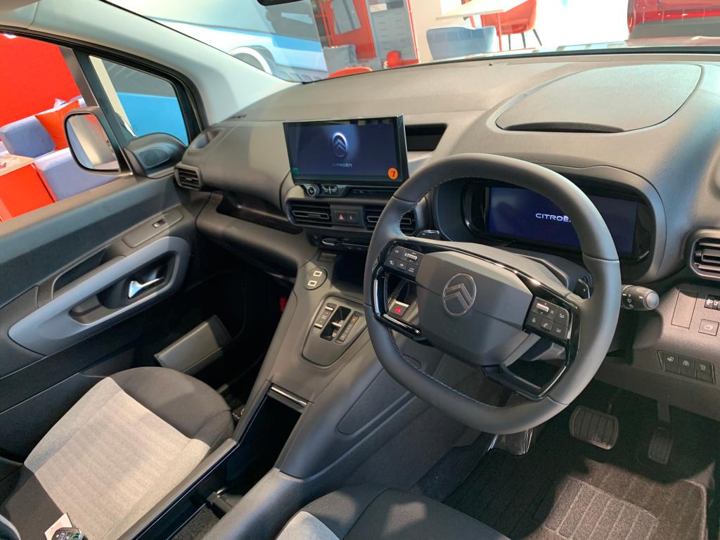 待望の人気色が復活！新しい展示車をご紹介します！